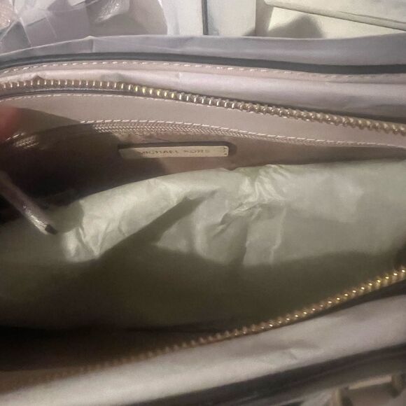 Michael Kors Sheila Medium Satchel Pale Gold Top Handle Bag - Picture 11 of 13